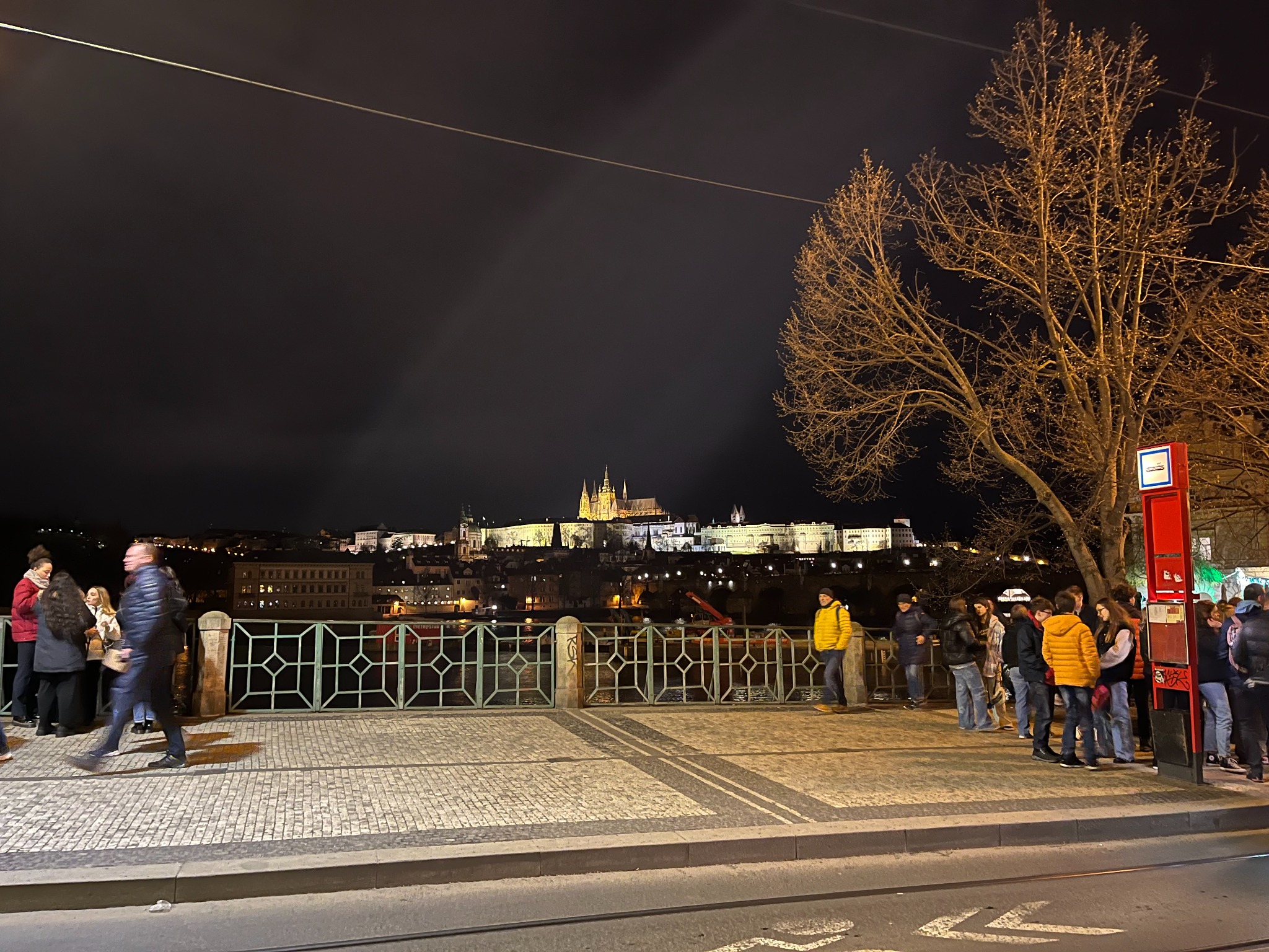 Panorama notturno di Praga con il Castello illuminato